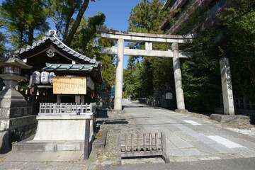 Fototapeta premium 岡崎神社 参道入口の鳥居 京都市左京区