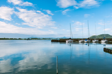 滋賀県近江八幡市　夏の朝の琵琶湖の長命寺港の風景　青空が水鏡に映る港