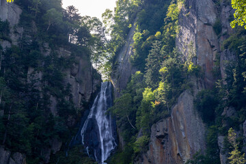 山肌を流れ落ちる滝
