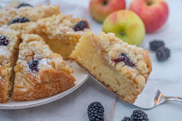 blackberry apple pie with streusel