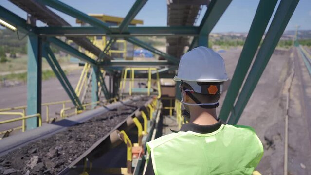 Coal loading process in the Thermal Power Plant.
The power plant engineer checks the outgoing coals on the conveyor belt.
