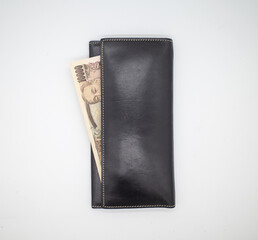 財布とお金、木目の背景