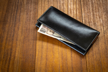 財布とお金、木目の背景