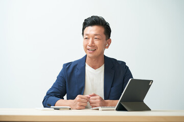 オフィスカジュアル姿のビジネスマン