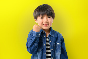 【ビタミンカラーシリーズ】子どもの笑顔　ガッツポーズ　正面　ポシティブ　黄色