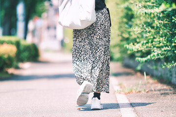 歩く女性の足元