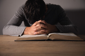 Obraz premium man is reading the Holy Bible