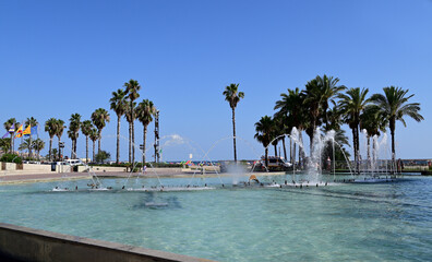 wasserpiel und promenade in salou, spanien