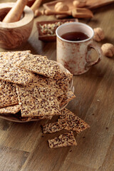 Crispy crackers with sunflower seeds and flax seeds.