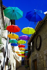 parapluies colorés dans le village