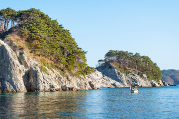 Naklejka premium Scenic View of Jodogahama Rock Formations in Iwate, Japan