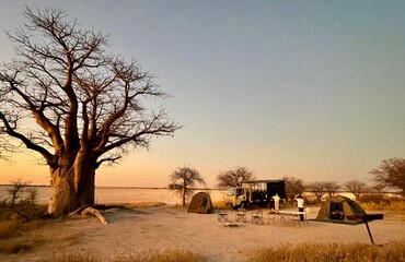 Abendstimmung in Dämmerung in Wüste in Afrika in Botswana in Salzpfanne Nxai Pan und Makgadikgadi...