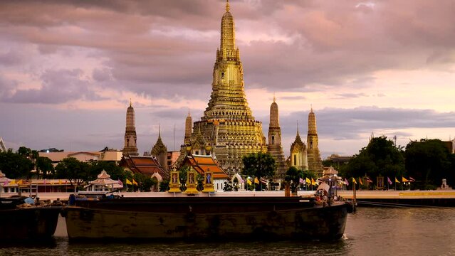 Tropical purple skies illuminate Wat Arun Ratchawararam Ratchawaramahawihan, Temple of Dawn.  A Buddhist temple in the Bangkok Yai district of Bangkok, Thailand,  The most famous temple in Bangkok
