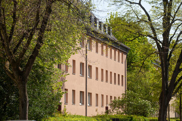Fototapeta na wymiar Monotones Wohnhaus im Frühling, Wohngebäude, Bremerhaven, Deutschland