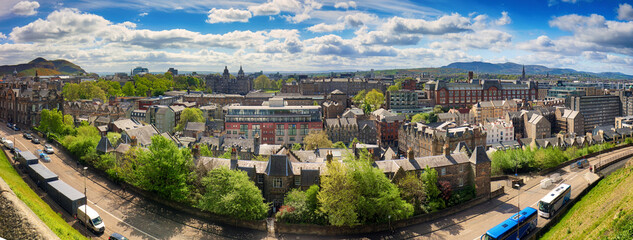 Obraz premium Victoria Street - Edinburgh old centre panorama, Scotland - Grassmarket