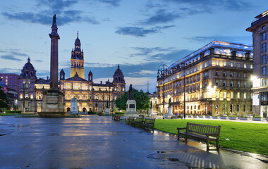 Obraz premium Glasgow City Chambers and George Square at night, Scotland