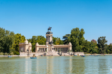 Fototapeta na wymiar Large Pond of El Retiro in the city of Madrid. Spain