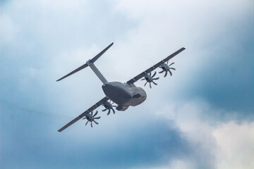 Fototapeta na wymiar Airbus A400 M Atlas der deutschen Luftwaffe im Flug