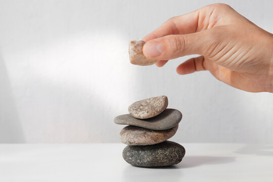 인내심을가지고 돌맹이로 하나하나 돌탑을 쌓는다