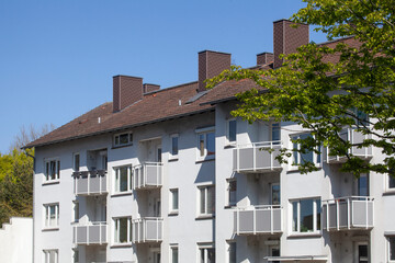 Fototapeta premium Monotones weisses Wohnhaus , Wohngebäude, Bremerhaven, Deutschland