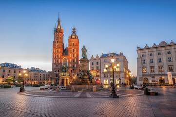 Market square and St. Mary's Church in Cracow, Lesser Poland Voivodeship, Poland - obrazy, fototapety, plakaty