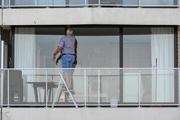 vieux retraite pension age sante travail nettoyage appartement logement immobilier proprietaire