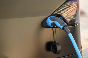 voiture recharge charge borne station batterie electrique auto 