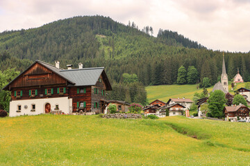 Romantische Alpenlandschaft; Gosau mit Bibereck