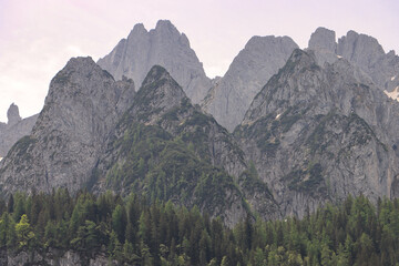 Majestätische Riesen über den Gosauseen im Dachsteingebirge; Mittlerer Gosaukamm mit Mandlkogel (2279m) und Angerstein