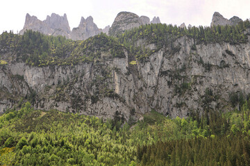 Fototapeta na wymiar Bizarre Gipfel über den Gosauseen im Dachsteingebirge; Gosaukamm zwischen Großwand und Mandlkogel