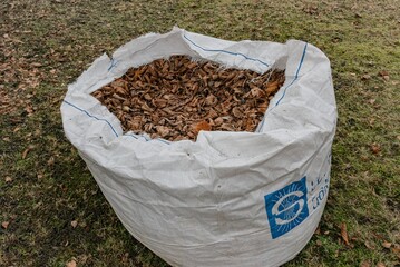 Gardening park garbage autumn fall tree leaves grass lawn collection bag made of polyacrylate cross...