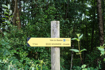 Panneau sur le Chemin de St Jacques de Compostelle, par la Voie du bastan, à Bayonne
