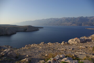 Krajobraz nadmorski morze i góry w słońcu Chorwacja Bałkany