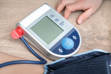 Blood pressure monitor with blank screen
