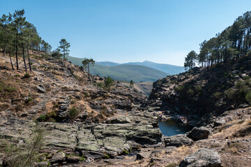 Percurso de água ao longo da montanha descendo pelas rochas abaixo nas Fisgas de Ermelo na Serra...