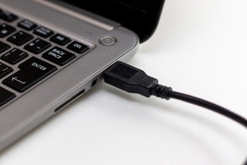 ノートパソコンに接続されたUSBケーブル
