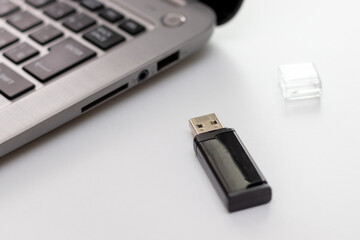 ノートパソコンとUSBメモリ