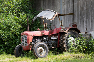 alter roter Traktor © StG Stockfoto