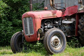 alter roter Traktor