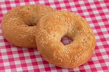 pain bagel en gros plan sur une table