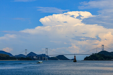 橋と灯台と入道雲とボート