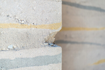 Verschiedenfarbige Schichten einer Gebäudefassade