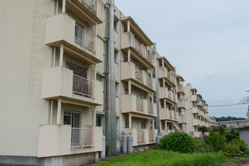 白い壁のマンション