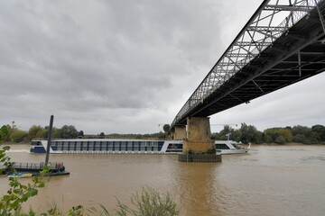 Bateau de croisière sur la Garonne à Cadillac