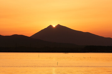 霞ヶ浦から望む山頂に太陽が重なるダイヤモンド筑波山