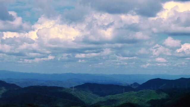 山頂の曇り空