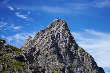 Fototapeta premium 晴れた日に日本北アルプス槍ヶ岳に登るたくさんの登山客