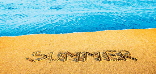 Das wort "summer" in den Sand geschrieben