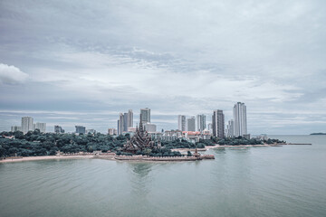 Fototapeta premium Der größte hölzerne Gebäudekomplex des Landes, dessen Bau 1981 begann, ist mit kunstvollen Schnitzereien verziert und zeigt mythologische Figuren aus verschiedenen Religionen und Kulturen. 