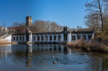 Innsbrucker Park mit dem U-Bahnhof Rathaus Schöneberg, Berlin, Deutschland © spuno